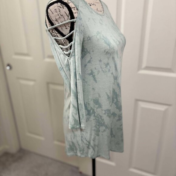 Women's Like New Light Green Tie-Dye 3/4 Sleeved Cold Shouldered Knit Top - Picture 6 of 7